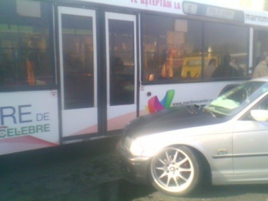 Autobuz RATC, lovit de o maşină de deszăpezire: doi pasageri au ajuns la spital